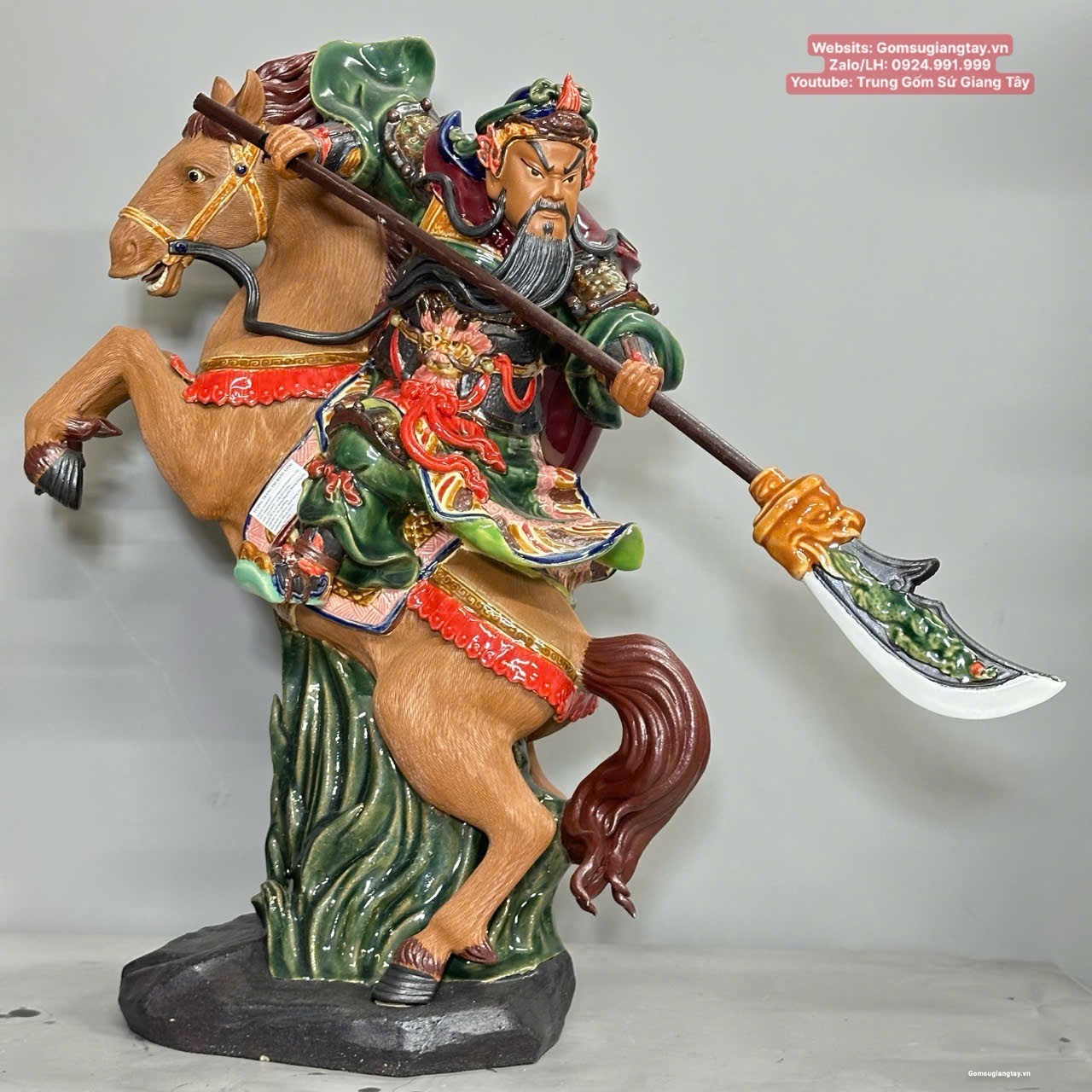 Tượng quan công cưỡi xích thố