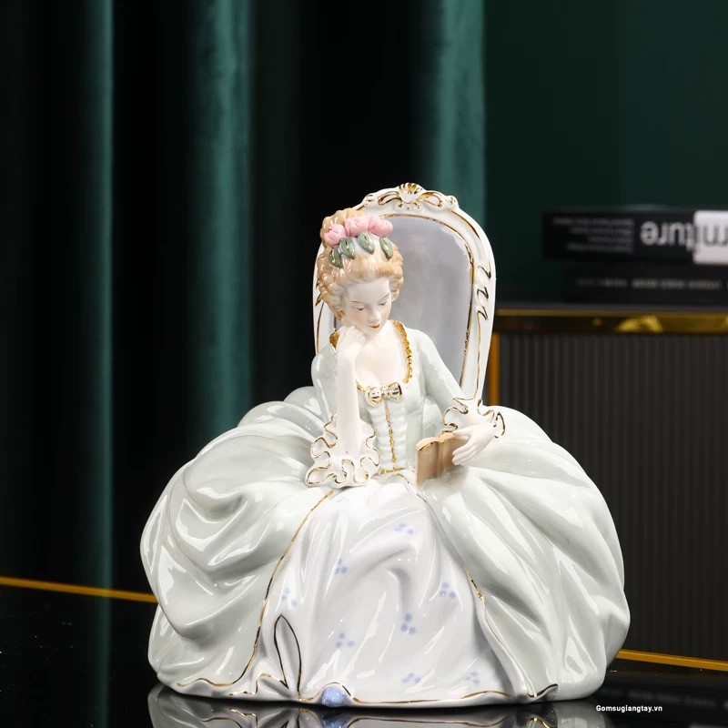 Tiểu thư ngồi đọc sách