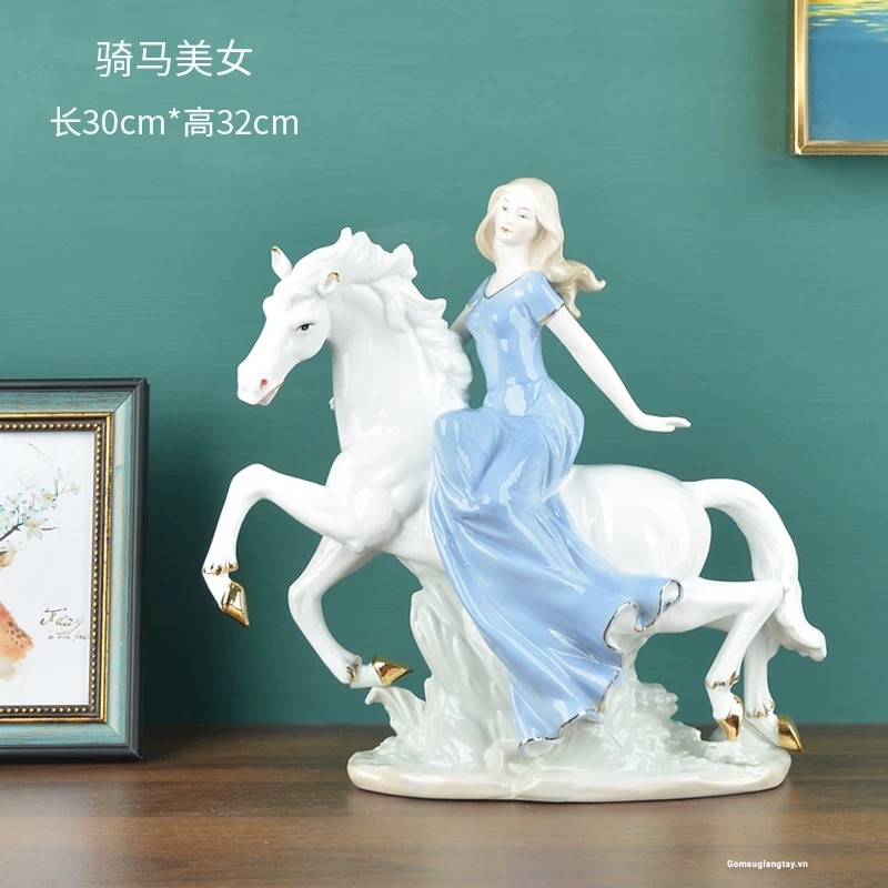 Cô gái cưỡi ngựa